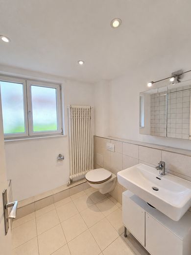 SUBAFFITTO 3 mesi! Opzione di proroga Splendido appartamento di 4 locali – Badezimmer