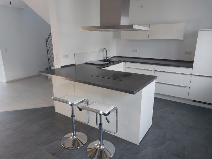 Langen - Moderne Maisonette im Herzen der Altstadt – offene Küche mit EBK