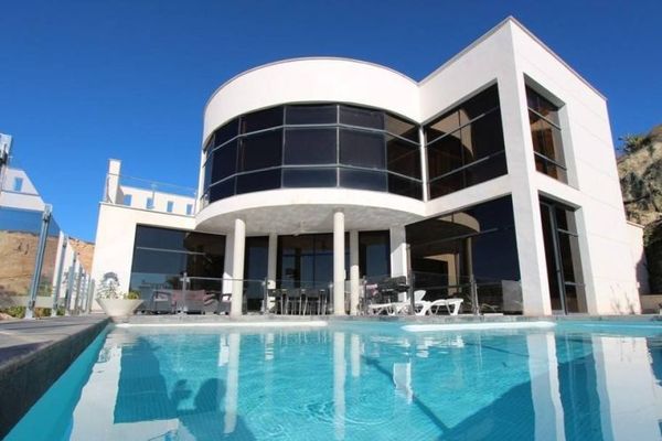 Moderne Villa mit beheiztem Pool und spektakulärem Panoramablick auf Küste und Meer und mit Vermietungslizenz