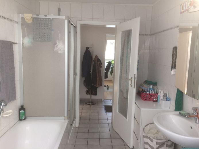 Dicht bij de stad, maar toch midden in het groen: lichte, rustige 3-kamerwoning – Bad