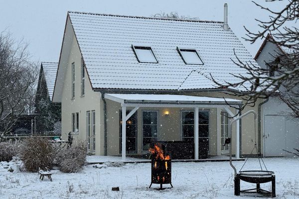 *commission-free* family home with photovoltaic system, battery storage, fireplace and spacious garden