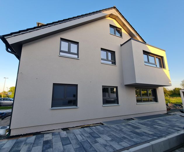 **Neubau Erstbezug, Traumhafte und moderne 4-ZIMMER EG.-Maisonette Whg. in Bischofsheim** – Hausansicht