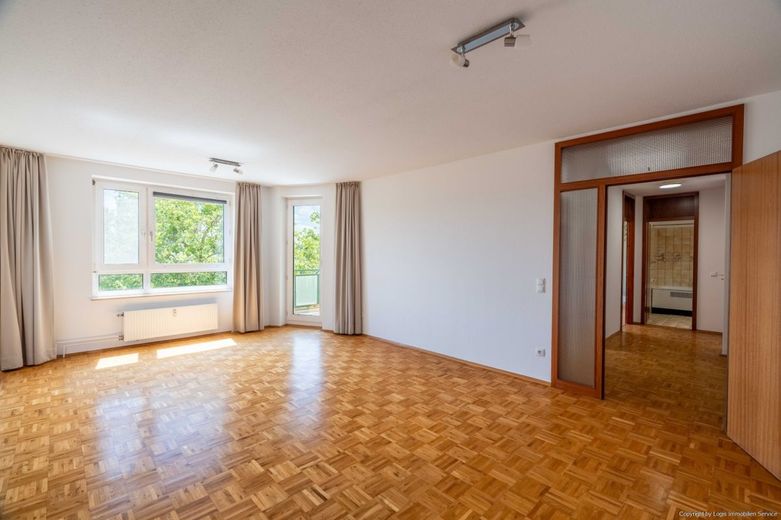 Bezugsfreie 2-Zimmer-Eigentumswohnung mit Sonnenloggia, Aufzug &amp; Tiefgarage – Wohnzimmer