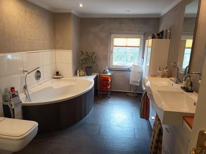 Ruheoase in zentraler Lage in Marl - ein Haus, unzählige Möglichkeiten – Badezimmer 1. OG