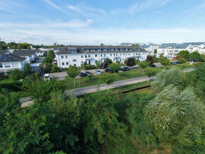 Gerenoveerd EN direct beschikbaar: tuinappartement m. eigen ingang, vloerverwarming, meer- en stationsnabijheid – Wohnanlage außen
