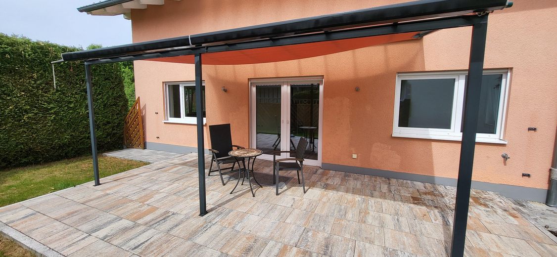 Sonnige Aussichten für die ganze Familie – modernes Einfamilienhaus mit Gartenflair – Terasse 1.1