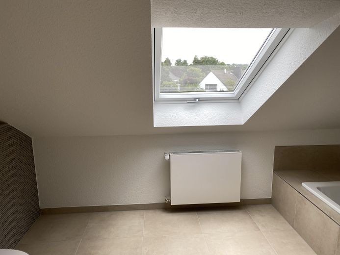 Wunderschöne 4,5-Zimmer-Maisonette-Wohnung in allerbester Lage von Rödermark OR – DG Bad