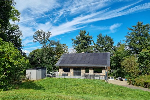 Landhaus mit zusätzliches Einfamilienhaus und großer Garage in Alleinlage im Wald