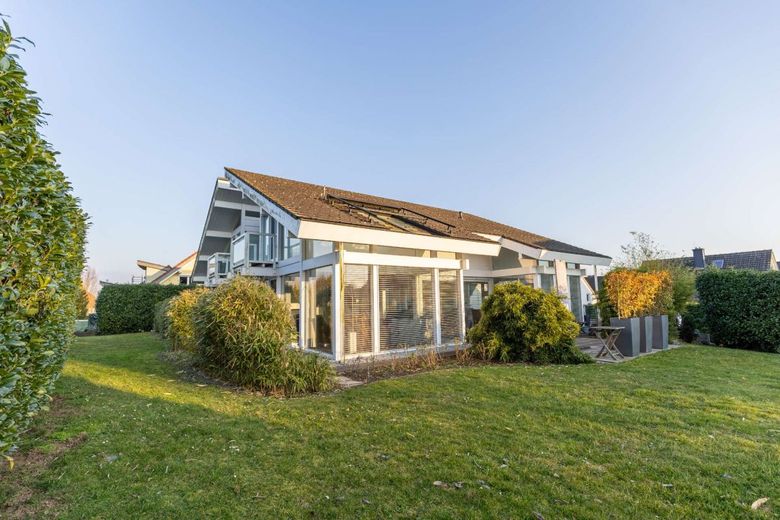 Hochwertige Design-Villa am Ortsrand – Gartenansicht
