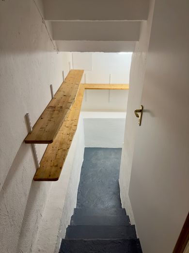 Voll ausgestattete helle Wohnung & Parkplatz im Souterrain mit Whirlpool & Garten – Eigener Keller