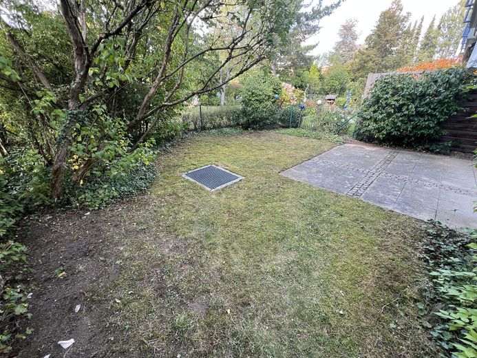 Urokliwe mieszkanie z ogrodem i pokojem muzycznym w spokojnej okolicy Monachium-Maxhof – Garten/Terrasse