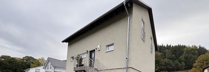 Nowoczesny dom jednorodzinny z mieszkaniem dla gości w Elzach-Oberprechtal – Außenansicht Hof