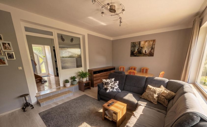 Gepflegtes Reihenmittelhaus mit großem Garten in Frankfurt-Sossenheim – Großzügiges Wohnzimmer