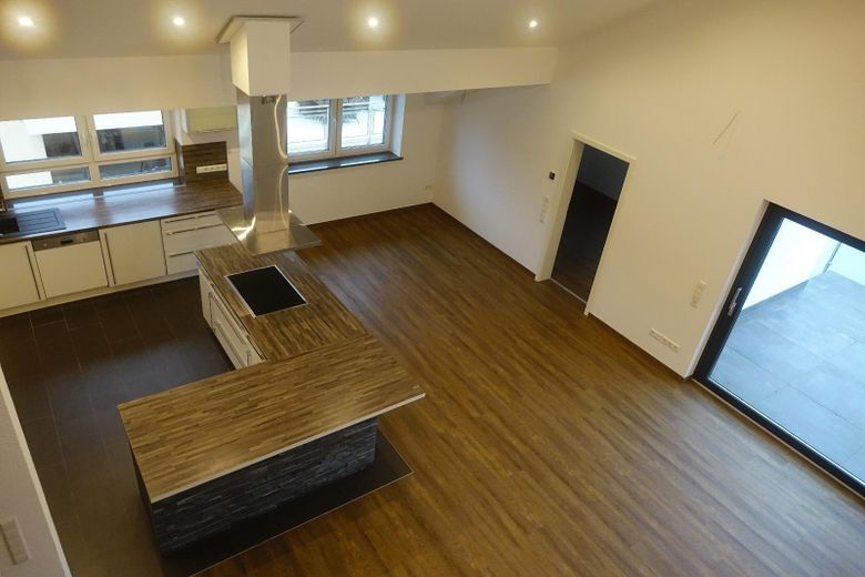 Wonen als in een penthouse: galerij, open haard en enorme leefruimte – Foto 15