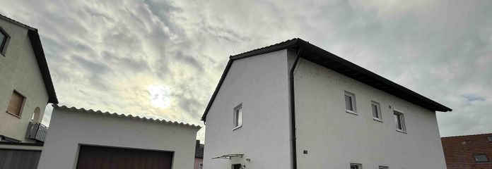 Multi-family house with large lot (3 units), ideal as a multi-generational home, for owner-occupiers or as an investment property – Außenansicht vorne