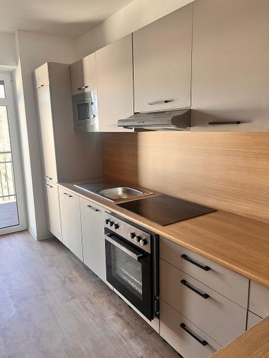¡Primera ocupación tras reforma! Moderna vivienda de 2 estancias con balcón y cocina equipada en el centro sur – Einbauküche WE linke Seite