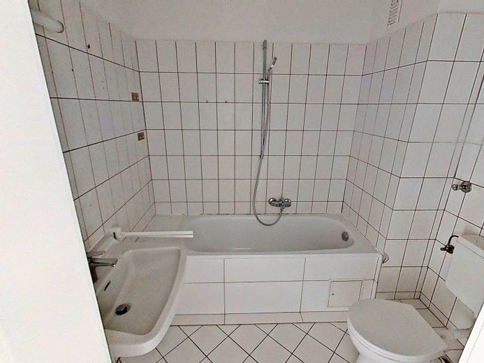 Luminoso apartamento de 3 habitaciones, bien distribuido, con BALCÓN y baño con bañera en el sur de Burgdorf – Bad