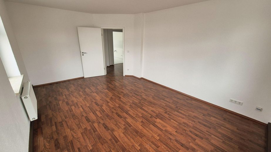 Leerstehend & provisionsfrei: Gepflegte 62m² Eigentumswohnung in Bautzen – Wohnzimmer