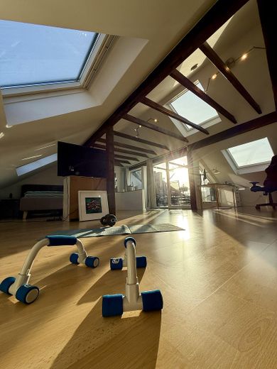 Maisonette de estilo antiguo inundada de luz, con chimenea, aire acondicionado y un ambiente residencial tranquilo – Schlafzimmer