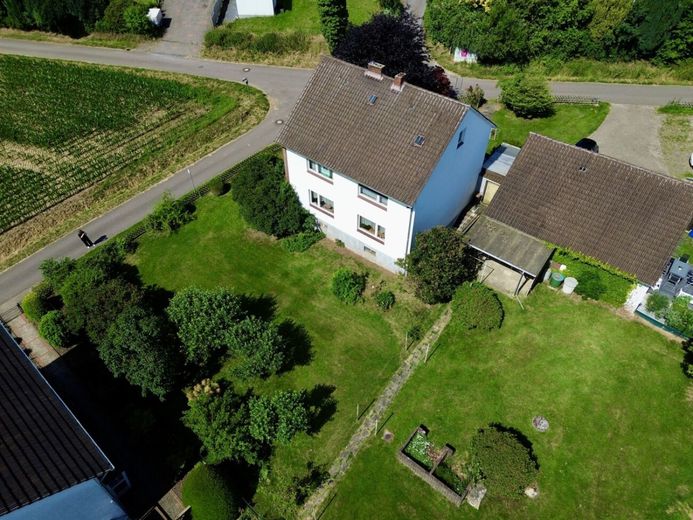 Viel Raum für Ideen: Zweifamilienhaus mit großem Garten, Garagen und Nebengebäude in Gohfeld – Vogelperspektive