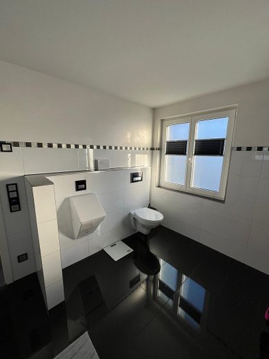 Großes Bad mit WC u. Urinal