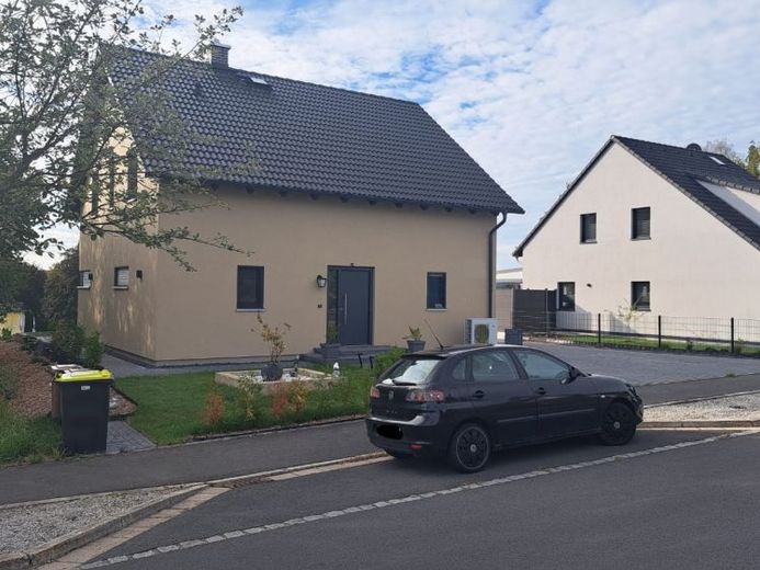 Außen zurückhaltend, innen exklusiv – 150 m² EFH in Rehau mit PV & Wellnessbad, modernste Technik – Photo 1