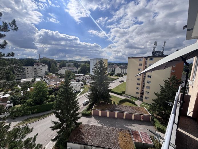 Vermietete 2-Zimmer-Wohnung mit Weitblick, Aufzug und Balkon – Kapitalanlage in Traunreut – Blick vom Balkon