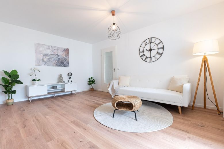 Apartamento de 3 habitaciones recién renovado con garaje subterráneo * libre para ocupar y sin comisión * – Wohnzimmer