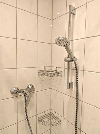 Disponibile da subito: appartamento ristrutturato e arredato di 1 locale con balcone in una posizione privilegiata di Mannheim – Renoviertes Bad