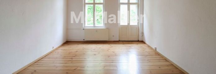 Berlin-Neukölln'da balkonlu ve ahşap döşemeli büyüleyici 1 odalı daire – hemen taşınmaya hazır