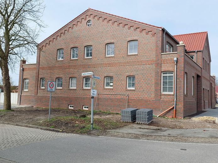 Ditzum: barrierefreie 3-Zimmer-Wohnung mit großer Terrasse – Giebelansicht Tjabberantsweg