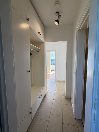 Penthousewoning met groot dakterras en nabij de Förde van particulier – Flur II mit Einbauschrank