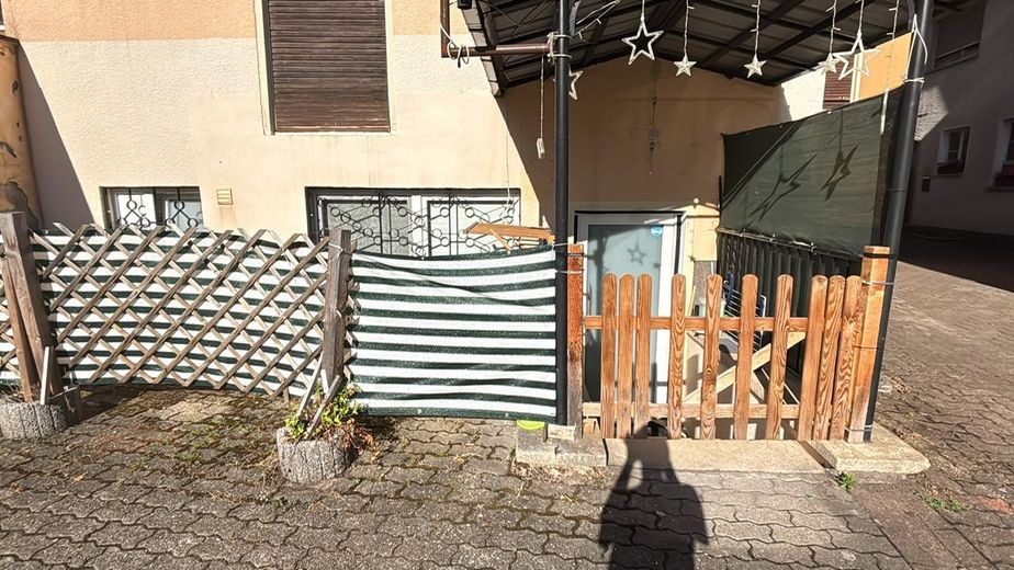 kleine Terrasse neben Eingang