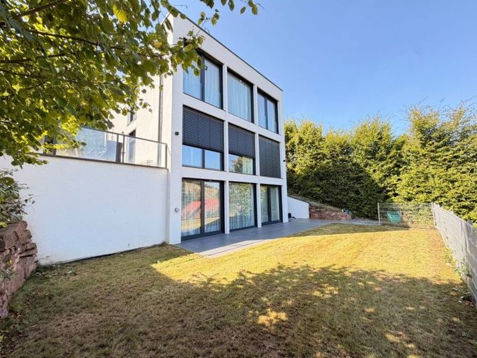 Flexible living and working: Bauhaus single-family house with separate self-contained apartment in KA-Durlach – Photo 1