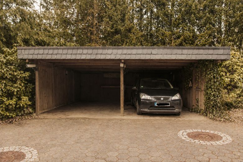 Freistehendes Walmdachbungalow – 213 m² Wohnfläche, großes Grundstück & viel Privatsphäre – Carport