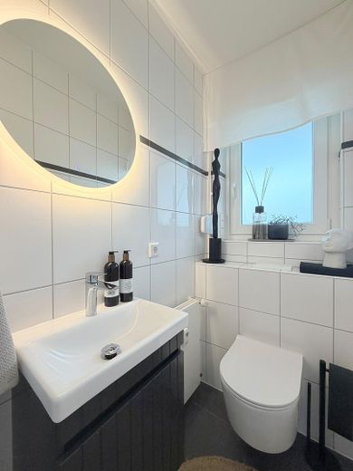 Ampio e luminoso appartamento in edificio ben tenuto. Pronto per essere abitato e senza provvigioni – Gäste WC