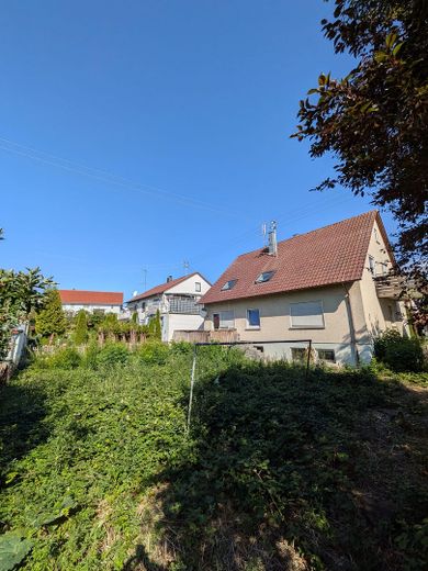 Sanierungsbedürftiges 2-Familienhaus in ruhiger Lage mit großem Garten – Foto 2