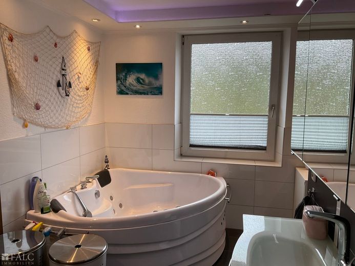 Ihr Haus, Ihre Terrasse, Ihr Pool – Badezimmer