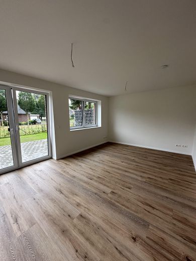 Erstbezug Neubau: Penthouse, 4 Zimmer Wohnung 112 m² Dachterrasse Einbauküche in Neumünster Gadeland – Beispiel Wohnzimmer Erdgeschoß