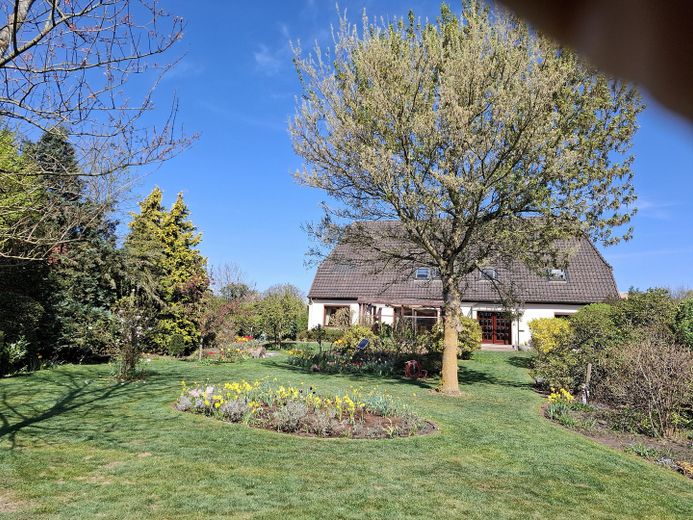 Hausansicht mit Garten
