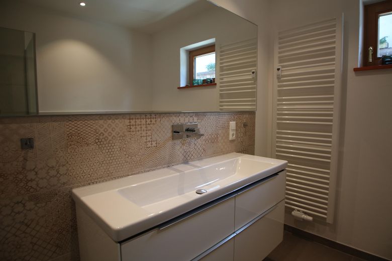 Bad mit Badewanne und Dusche