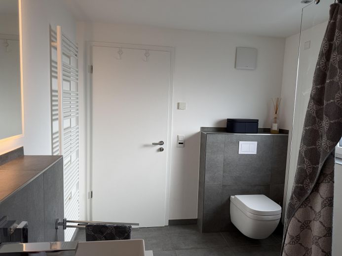 Apartamento de 3 habitaciones como nuevo (año de construcción 2021) con balcón de 15 m², aire acondicionado y plaza de garaje subterráneo – Badezimmer mit WC