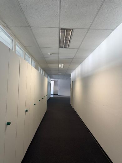 270 m² Bürofläche | Stuttgart-Vaihingen | flexibel nutzbar | sofort frei | provisionsfrei – Langer Flur zu Büroräumen