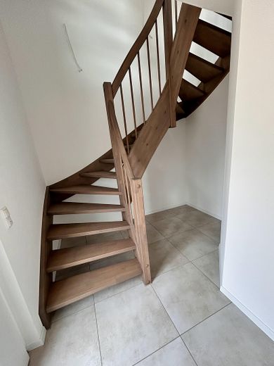 Luxus-Maisonette mit eigenem Eingang | Erstbezug | Klimaanlage | Wallbox | Einbauküche | 2 Bäder – Eigener Eingang mit Garderobe 
