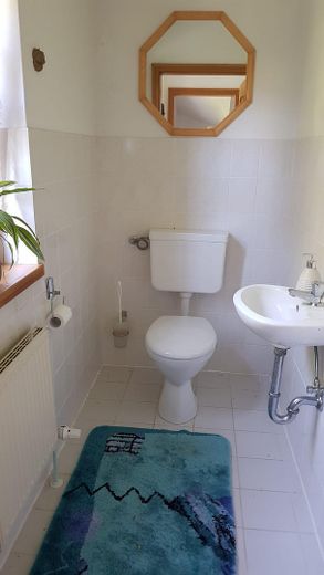 Traumwohnung m. Garten in bester Wohnlage Ende Sackgasse mit Blick in die Alpen mit PV Anlage – Gäste WC