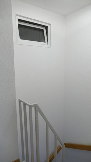 BEZUGSFREI ab 01.11.26: 4-Zi.-Maisonette (109m²) mit TG-Stellplatz & Balkon in Uni-Nähe! – Treppen Aufgang (innen)