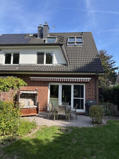 Provisionsfreie Doppelhaushälfte in ruhiger Lage von privat – Rückansicht mit Terrasse
