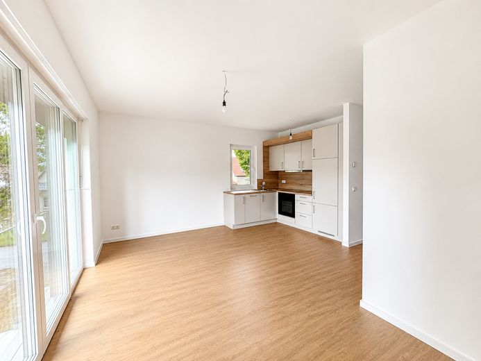 Erstbezug im Neubau! Moderne 2-Zimmer Wohnung mit QNG-Plus Siegel und Einbauküche! – Wohnzimmer