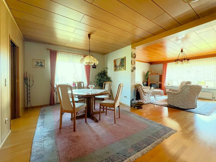 Zwei Häuser, viele Möglichkeiten: Bungalow & vielseitig nutzbares Zweithaus auf großem Grundstück – Essezimmer Bungalow