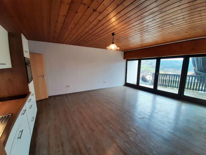 2 schöne 2-Zimmer Wohnungen mit Panoramablick, Balkon u. Küchenzeile u. 2 Duschbädern zu vermieten – DG Wohnzimmer mit Küchenzeile